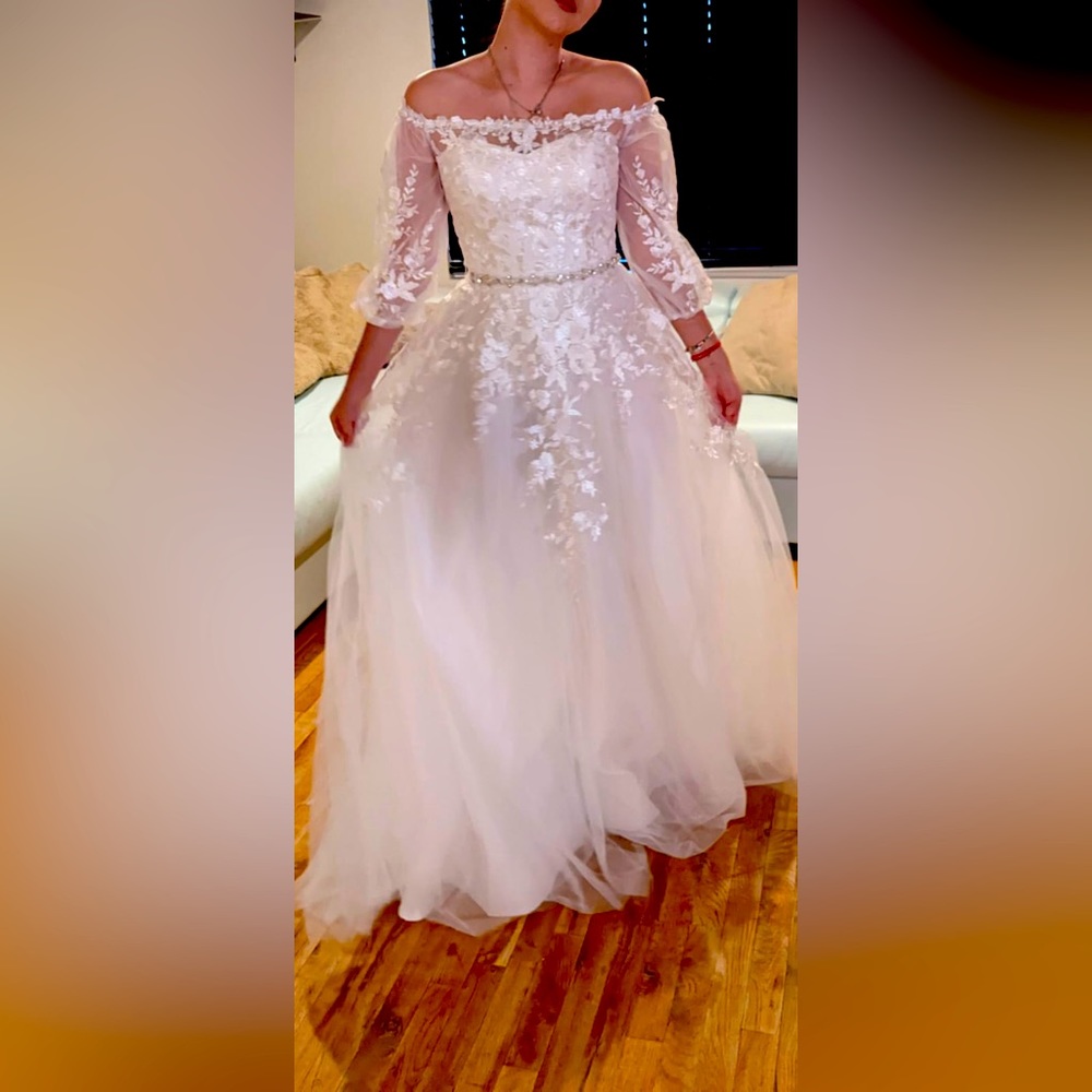 Wedding dress new with tags size small